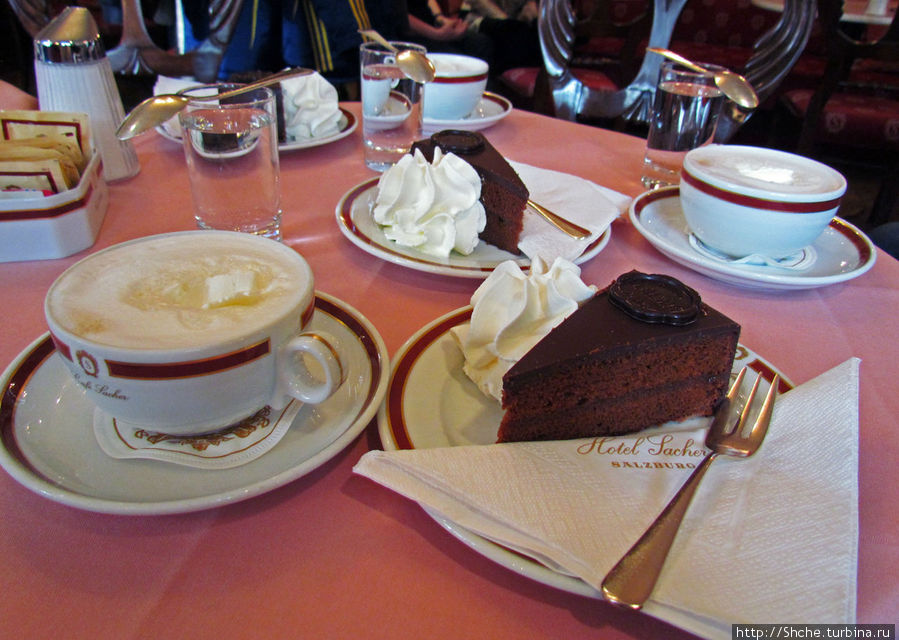 Волшебным образом на столе материализовались основные блюда — кофе и оригинальный торт Зальцбург, Австрия