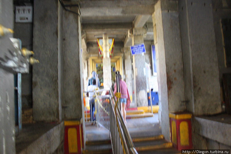 Внутри храма фоткать нельзя Майсур, Индия