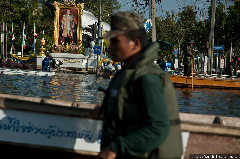 Дальше вместе с солдатом Чоком я отправляюсь на баррикады, которые возвели, чтобы защитить центральный Бангкок. Не будь их, город наверное успел бы превратиться в один гигантский аквапарк. Поэтому на баррикады брошена армия, полиция и волонтеры. Бангкок, Таиланд