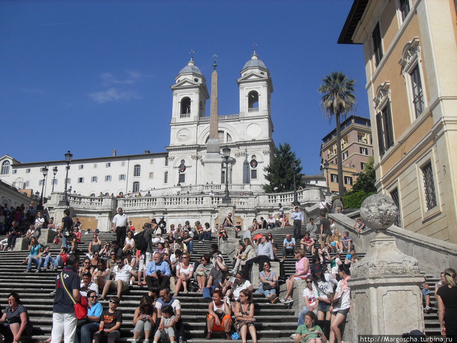 Испанские ступени — грандиозная барочная лестница в Риме. Состоит из 138 ступеней, которые ведут с Испанской площади (Piazza di Spagna) к расположенной на вершине холма Пинчо церкви Тринита-деи-Монти. Рим, Италия