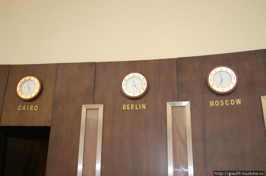 Часы ,показываю время в главных городах мира Хургада, Египет