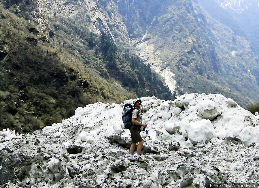 Проходя по застывшей, почерневшей лавине, мы опасливо посмотрели туда, откуда она свалилась... Национальный парк Аннапурны, Непал
