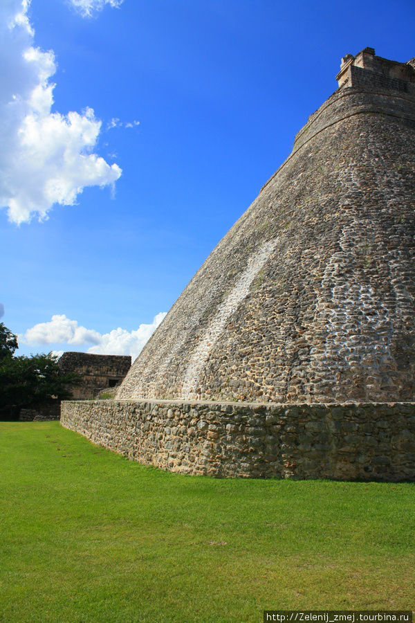 Пирамида Колдуна Штат Юкатан, Мексика