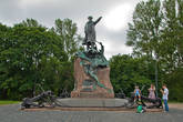 Памятник С. О. Макарову находится на Якорной площади перед Морским собором. Степан Осипович Макаров — русский флотоводец, океанограф, полярный исследователь, кораблестроитель и вице-адмирал.
