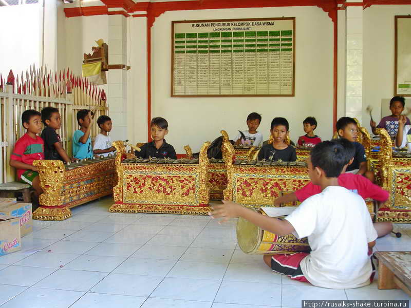 Репетиция оркестра Беноа, Индонезия