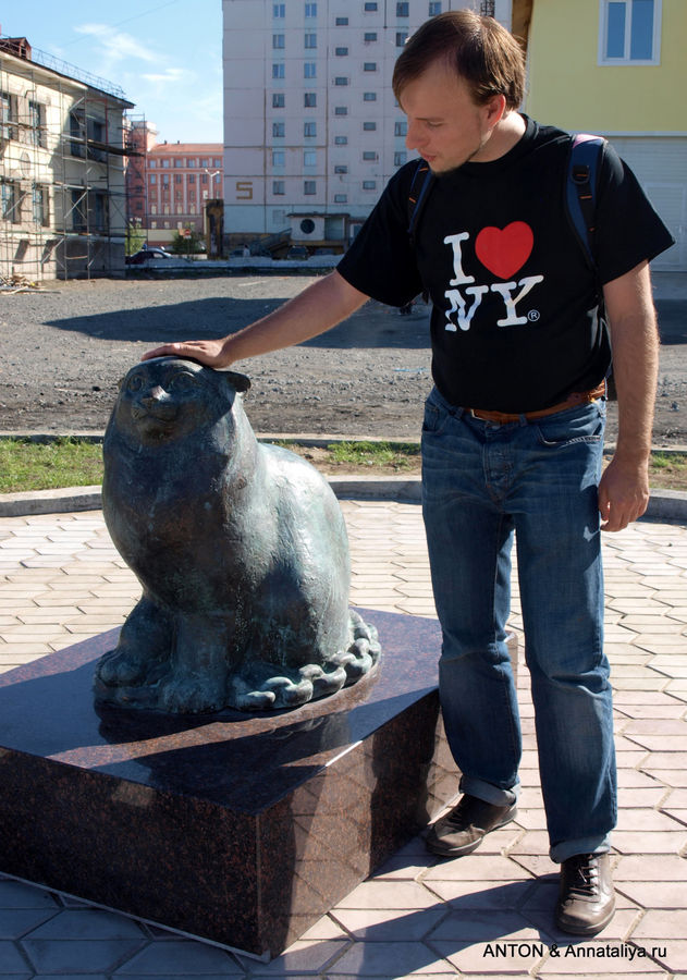 Пушкинский сквер. Кот ученый. Норильск, Россия
