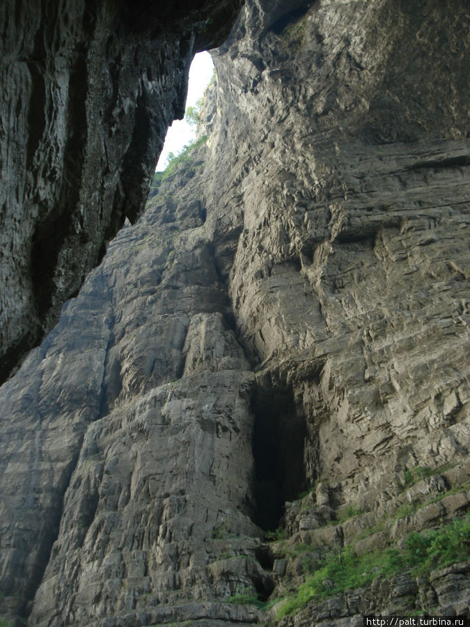 В самой пещере есть на отвесной скале еще одна пещера Чжанцзяцзе Национальный Лесной Парк (Парк Аватар), Китай