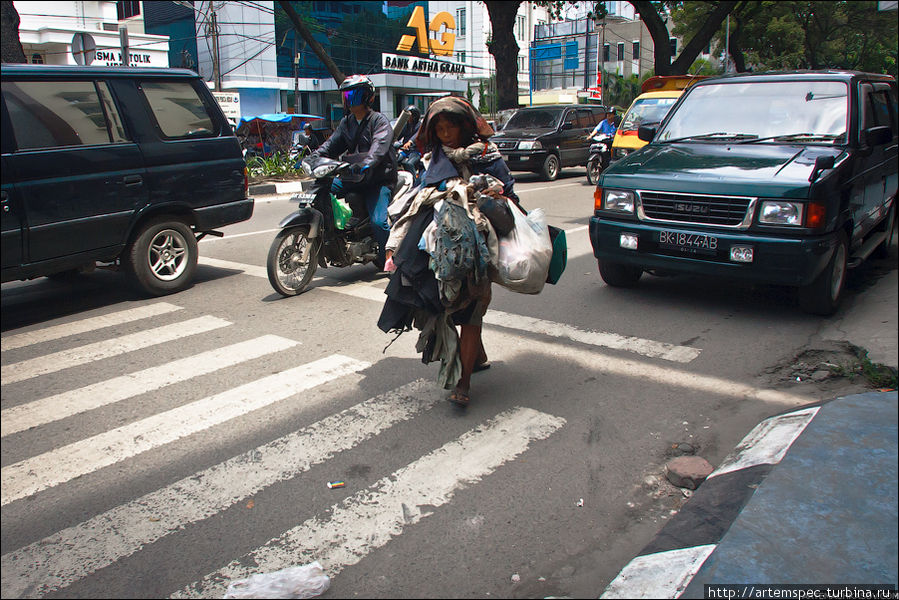 Медан, как и многие азиатские города, не приспособлен для пешеходов — да и зачем, ведь как минимум велосипед, а то и мопед есть у каждого! Исключение составляют лишь бездомные, у которых совсем ничего нет. Медан, Индонезия