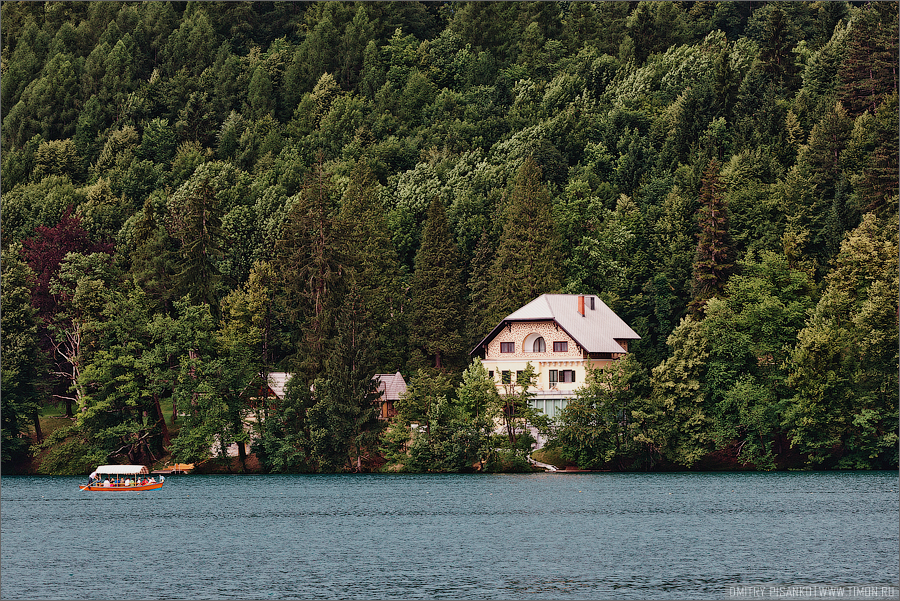 Сами понимаете жилье на берегу озера стоит сумашедших денег, поэтому здесь расположилась местная Рублевка. Блед, Словения