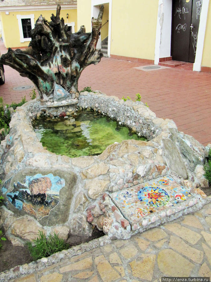 Симпатичный фонтанчик с рыбками. Украшающая его коряга расписана яркими рисунками. Петроварадин, Сербия