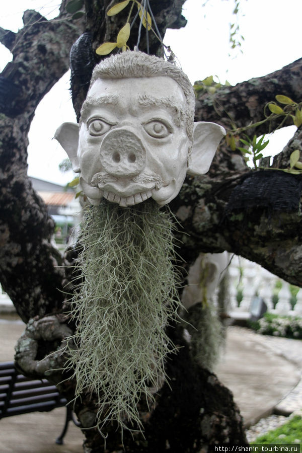 Дай волю фантазии - скульптуры у Белого храма Чианграй, Таиланд