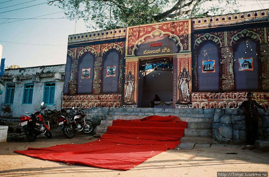 Центральное и единственное отделение милиции в центре города Хампи, Индия