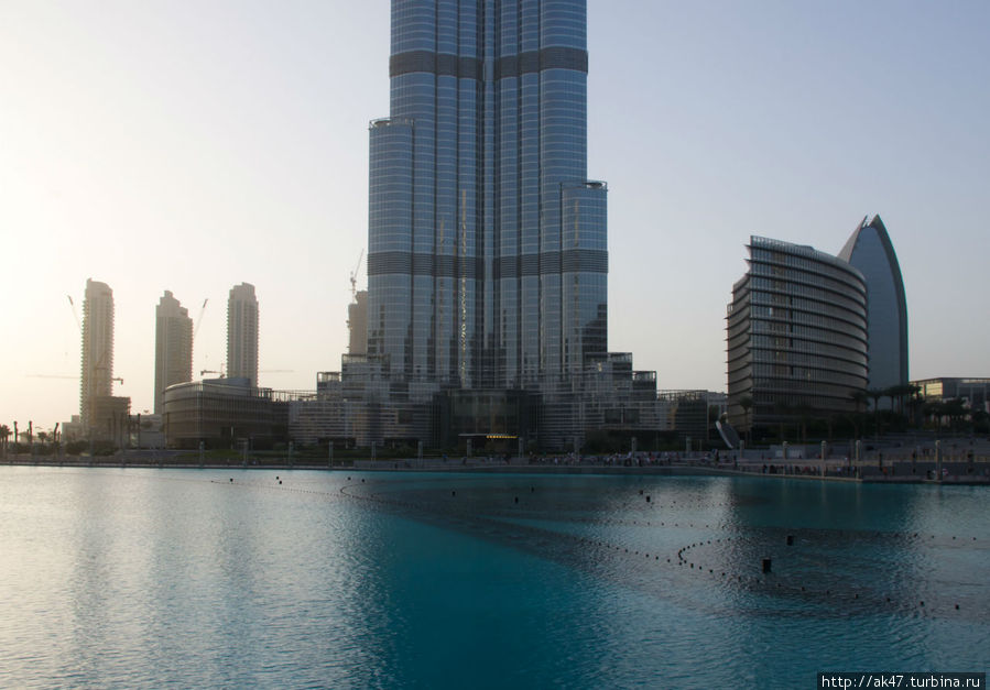 Бассейн с фонтанами у Бурж Халифы Дубай, ОАЭ