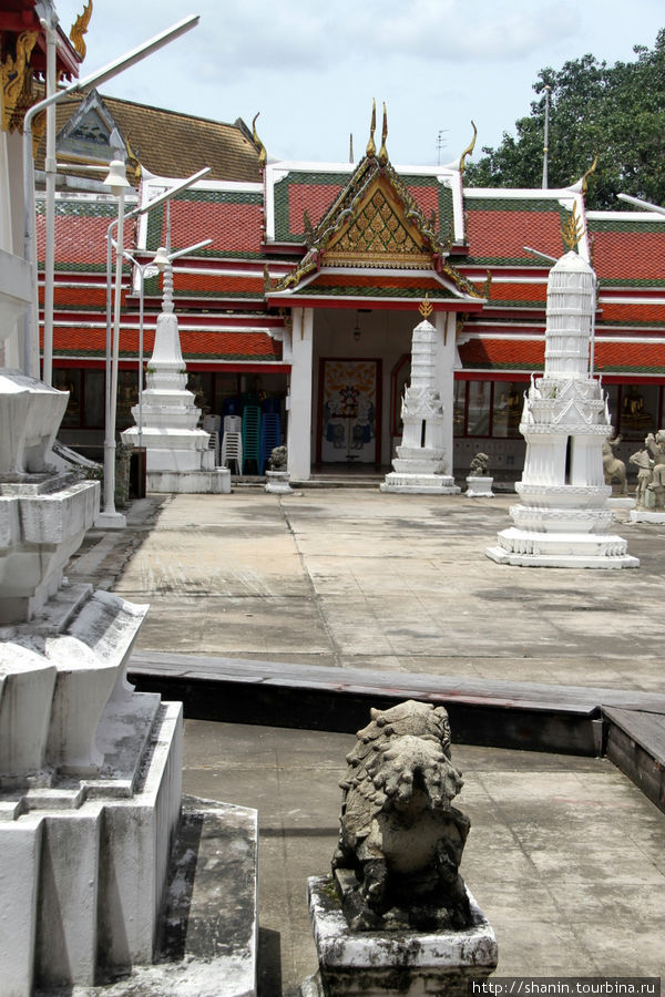Ват Пратумкхонгкха в центре Чайнатауна Бангкок, Таиланд