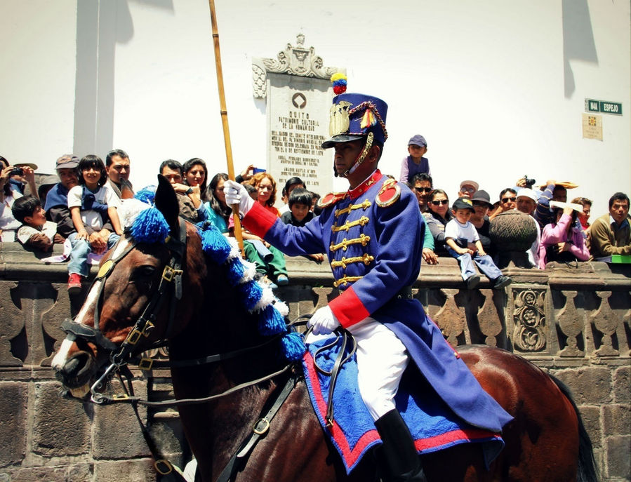 Репортаж с церемонии смены почетного президентского караула Кито, Эквадор