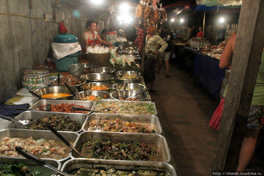 Шведский стол ... на лаосском рынке Луанг-Прабанг, Лаос