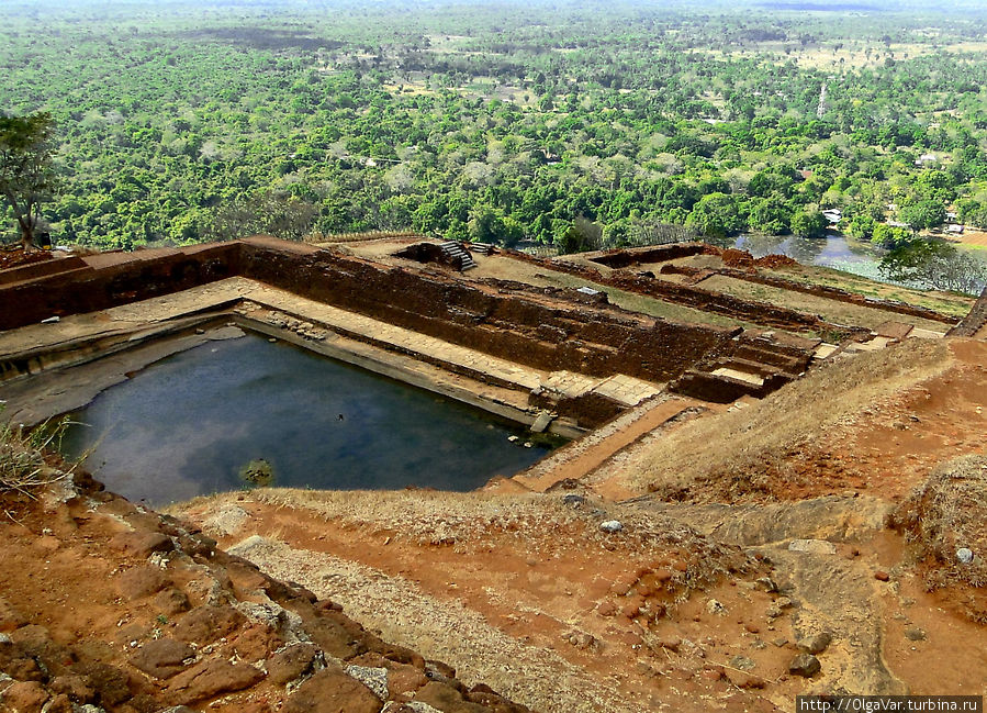 На нескольких террасах располагаются водоемы Сигирия, Шри-Ланка