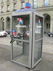 телефонные будки есть по всей Швейцарии, но я не видел, чтобы кто-то из них звонил