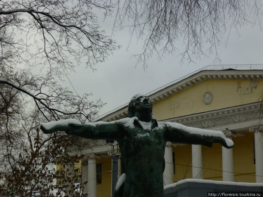 Странный Высоцкий в снегу на Страстном бульваре Москва, Россия