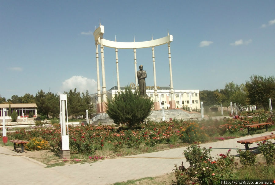 Памятник Рудаки. Курган-Тюбе, Таджикистан