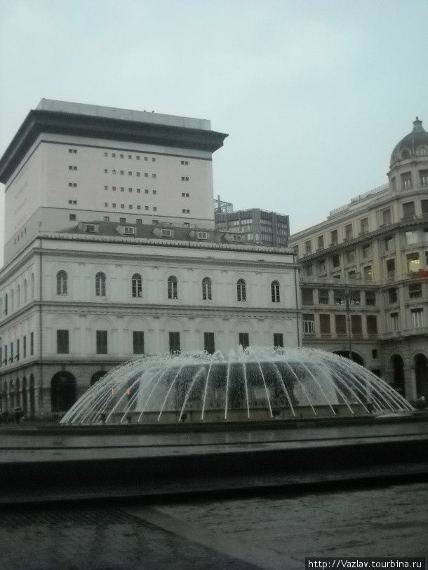 На площади с фонтаном Генуя, Италия