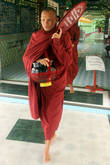 Монах в пагоде Сун У Понья Шин