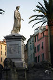 Самый знаменитый памятник Наполеону — мраморный, в античной тоге в окружении четырех львов.