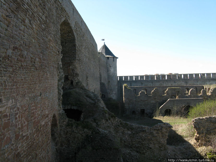 Самая древняя часть крепости. Сохранилось немного.