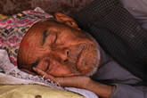 Дед спит на завалинке — прямо на улице под навесиком