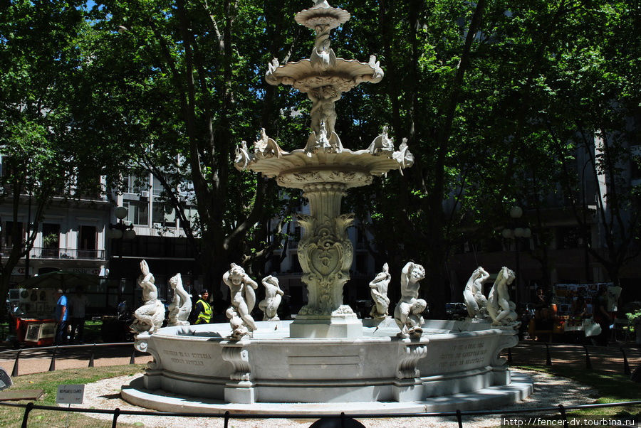 Рынок расположен вокруг этого чудесного фонтанчика Монтевидео, Уругвай