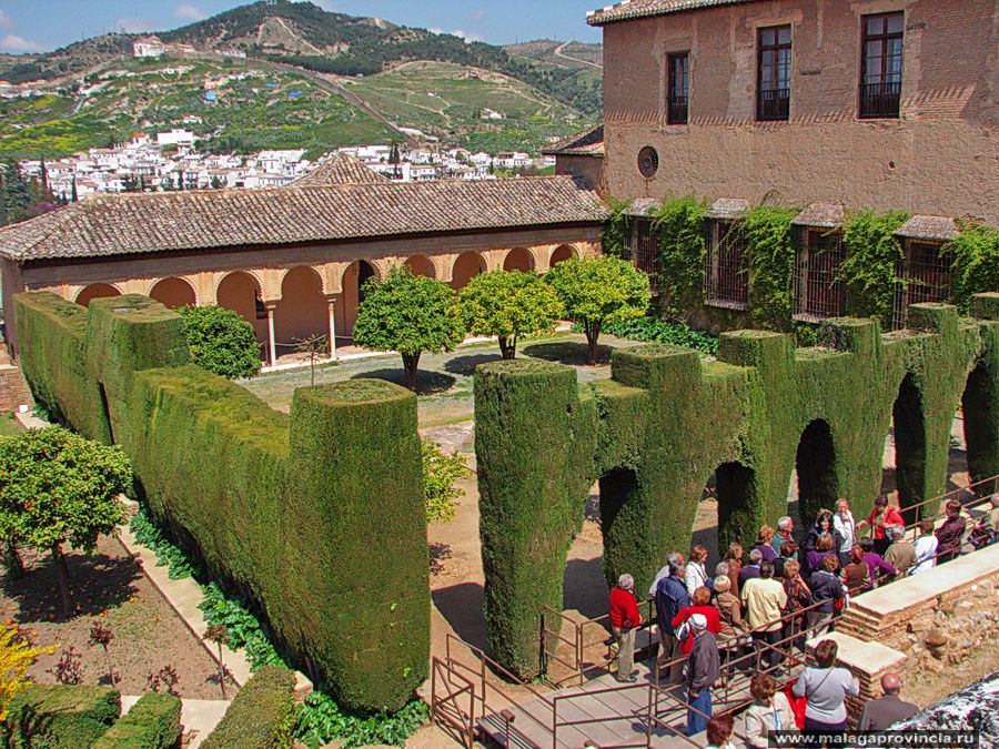 Дворик перед королевским дворцом Гранада, Испания