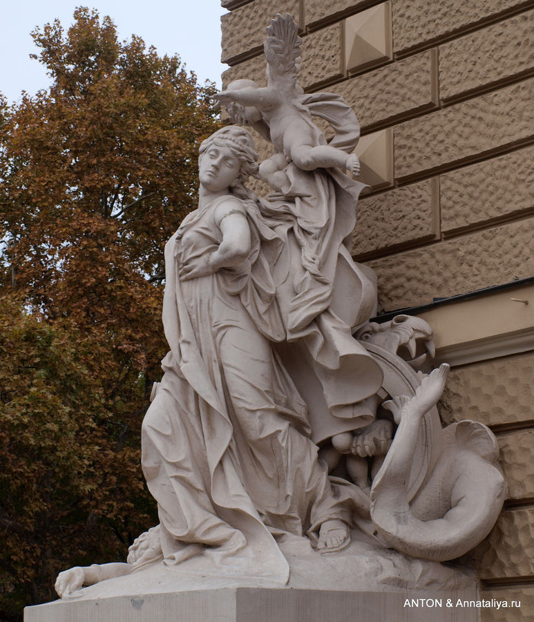 Скульптуры у входа. Одесса, Украина