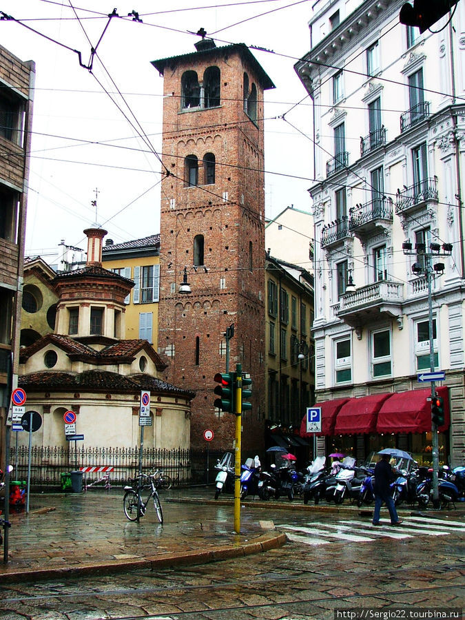 Милан сильно пострадал во время 2 мировой войны, но всё же сохранились средневековые постройки. К примеру, эта башня из красного кирпича. Милан, Италия