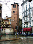 Милан сильно пострадал во время 2 мировой войны, но всё же сохранились средневековые постройки. К примеру, эта башня из красного кирпича.