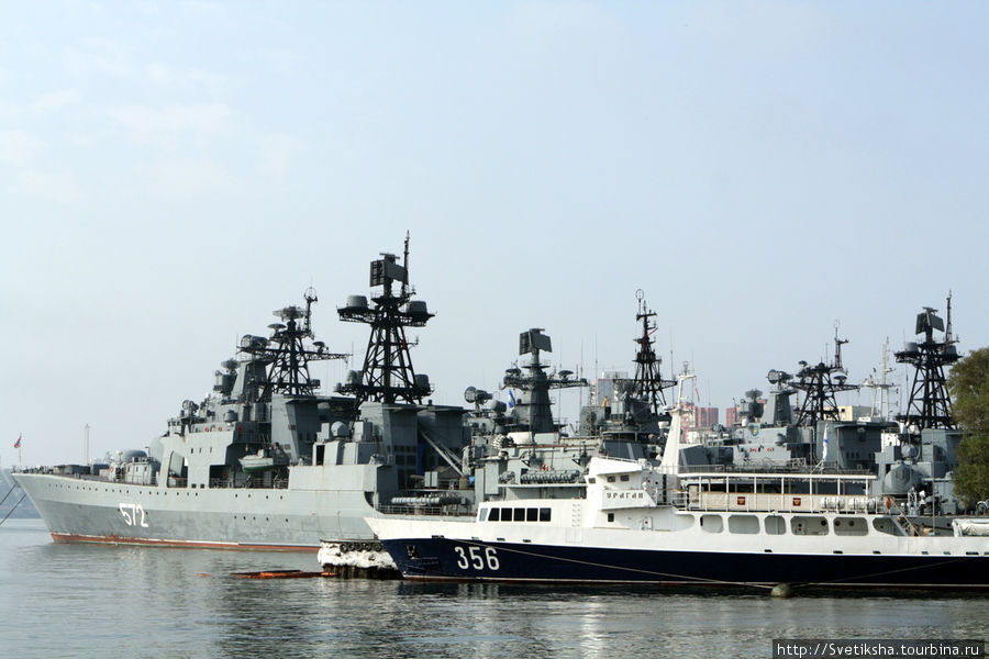 Корабельная набережная и представители тихоокеанского флота Владивосток, Россия