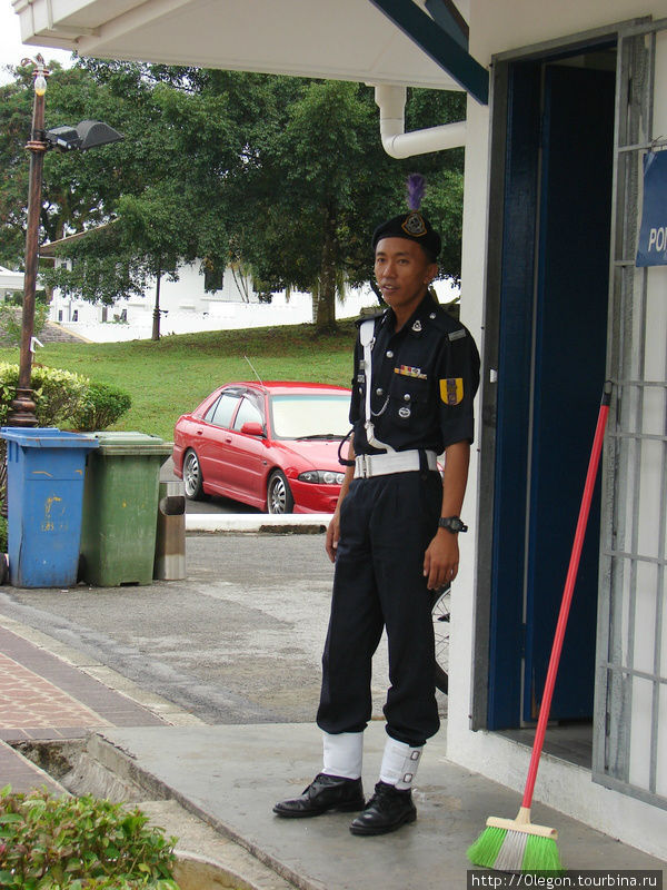 Полицай с метлой Кучинг, Малайзия