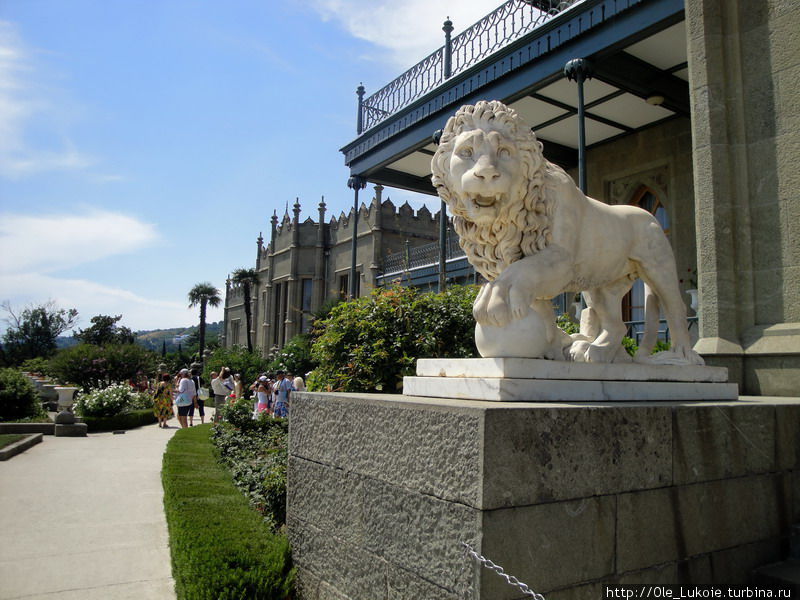 Южный фасад — скульптурные фигуры львов, выполнены в мастерской итальянского скульптора Джовани Бониани Алупка, Россия