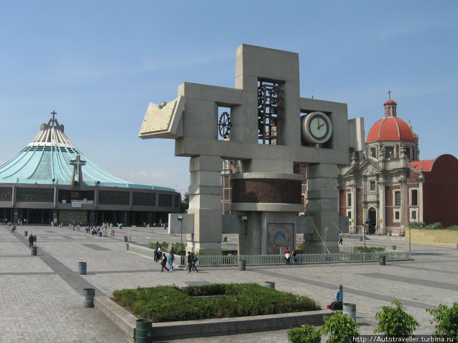 Вначале, вот эта конструкция, в виде большого креста.
Там вмонтированы астрологические часы (на две стороны) и объемный театр, в трех картинах (полчаса идет представление) рассказывающий о чуде Нерукотворной иконы Марии Гуаделупской. Мехико, Мексика
