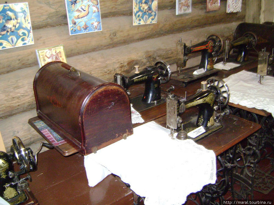 Швейной машинке Зингер (на первом плане) свыше ста лет, а она работает, как новенькая Санкт-Петербург, Россия