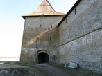 Воротная башня, единственная квадратная, как и в большинстве крепостей Северо-Запада