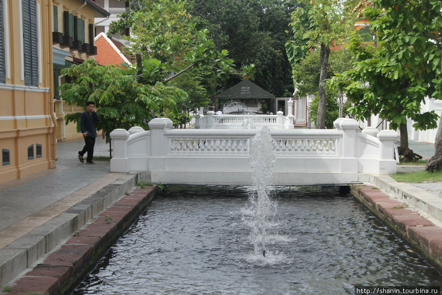 Кусочек Европы - частная территория монастыря Бовоннивет Бангкок, Таиланд