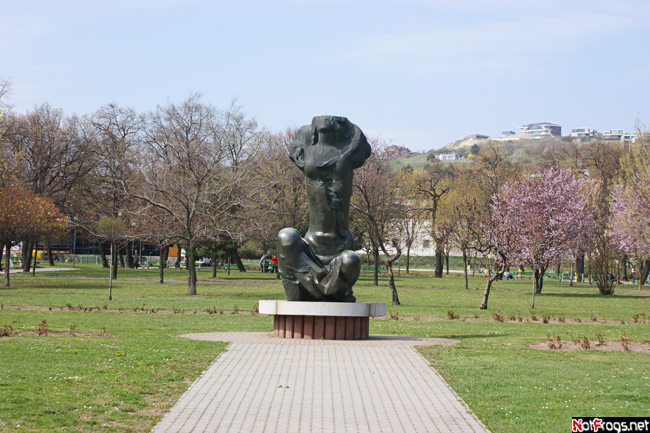 Одна из многочисленных статуй в одном из многочисленных парков Братислава, Словакия