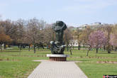 Одна из многочисленных статуй в одном из многочисленных парков