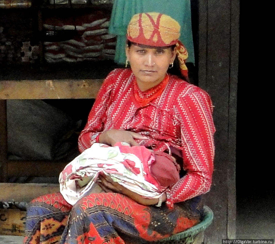 Как правило, на голове непалки уголовный убор присутствует обязательно. Но вот такой в виде небольшой шапочки видела лишь однажды. Кстати, приходилось видеть немало очень симпатичных непалок с правильными чертами лица, как у этой молодой мамы Зона Гандаки, Непал
