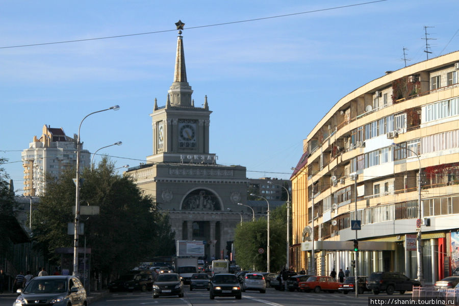 Вид с площади Павших борцов на здание вокзала Волгоград, Россия