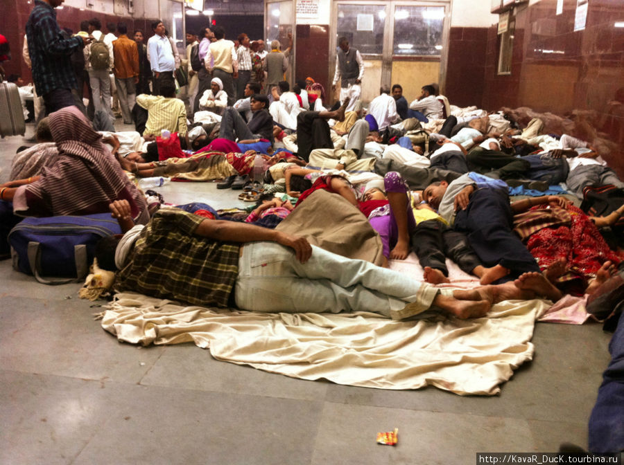 Вокзал Агры. Люди ожидают поезда Агра, Индия