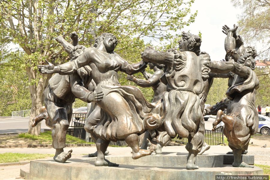 Веселый хоровод убравших урожай крестьян — еще одна скульптура на нашем пути к реке. Такие танцы отплясывают по осени, на празднике Тбилисоба. Тбилиси, Грузия