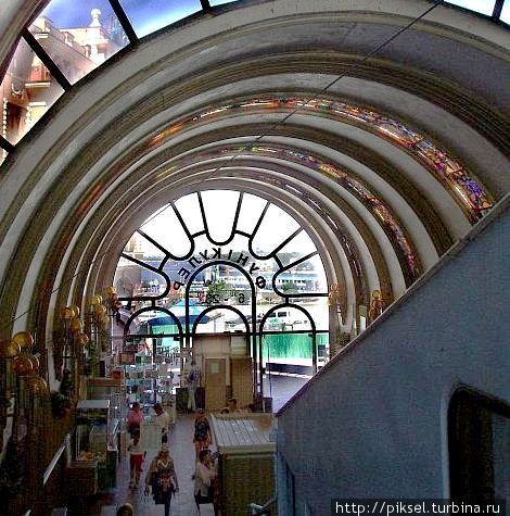 Внутреннее оформление нижней станции. Витражи в в виде цветочных орнаментов размещены по потолку Киев, Украина