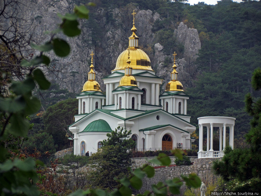 Вид на церковь и ротонду с трассы Ялта-Севастополь Ялта, Россия