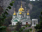 Вид на церковь и ротонду с трассы Ялта-Севастополь